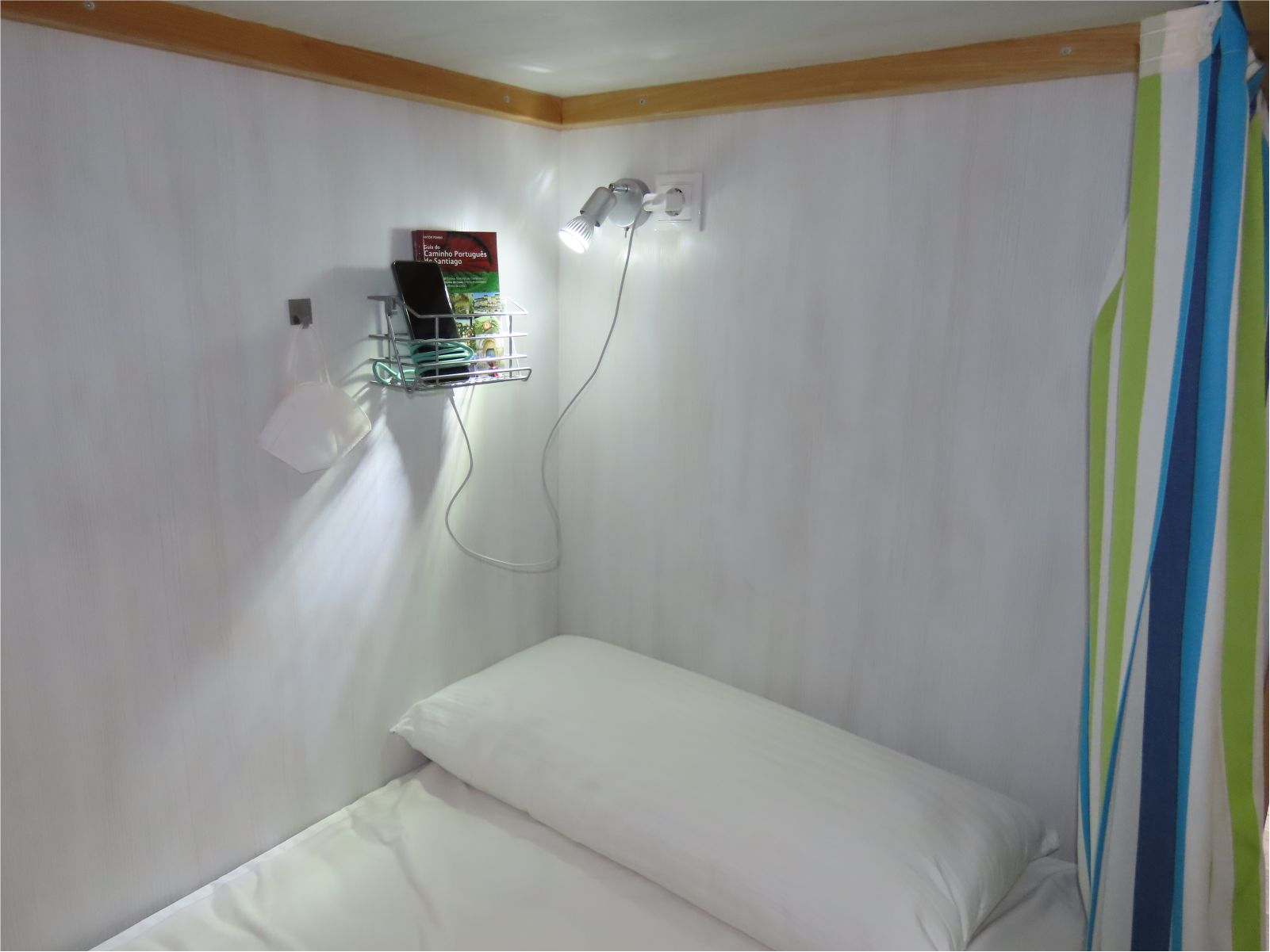 Cama con cesto, luz y enchufe - Bed with basket, light and plugg
